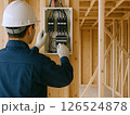建築中の配電工事をする電気工事士 126524878