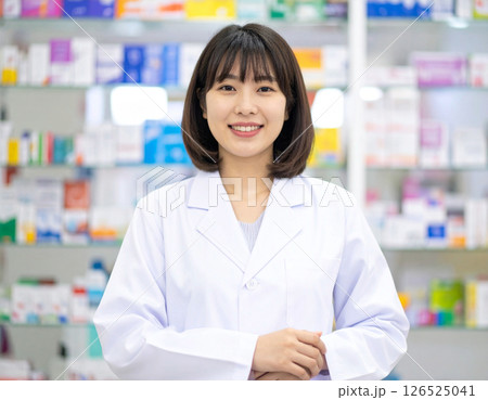 薬局にいる笑顔の女性薬剤師 126525041