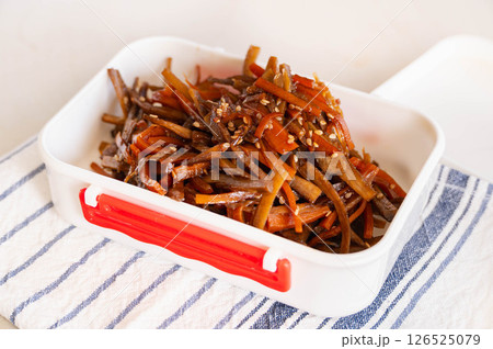 容器に入れたきんぴらごぼう 容器に入れたきんぴらごぼう 126525079