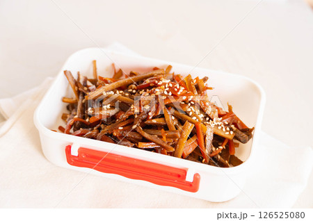 容器に入れたきんぴらごぼう 126525080