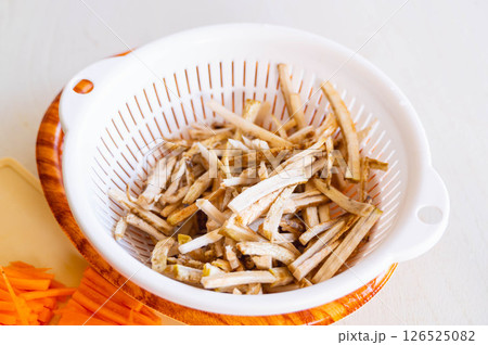 細切りしてアク抜きした牛蒡 126525082