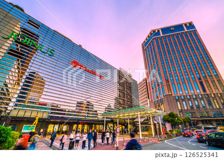 日本の横浜都市景観 夕日…横浜駅やJR横浜タワー、横浜ベイシェラトンホテル＆タワーズなどを望む 126525341