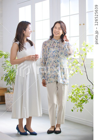 20代女性と50代女性のビューティ 126525639