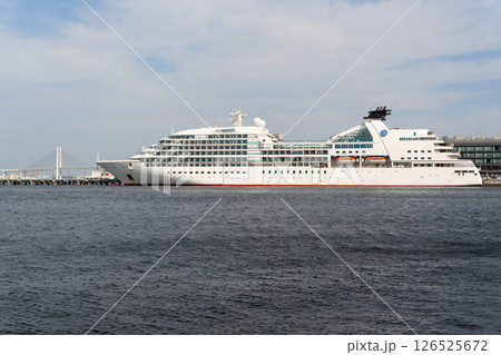 横浜新港埠頭に停泊する客船三井オーシャンフジと横浜ベイブリッジ 126525672