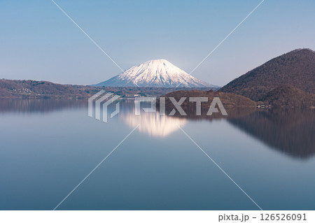 湖面に映る羊蹄山 湖面に映る羊蹄山 126526091