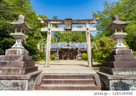 奈良県明日香村　於美阿志神社の鳥居と灯篭 126526498