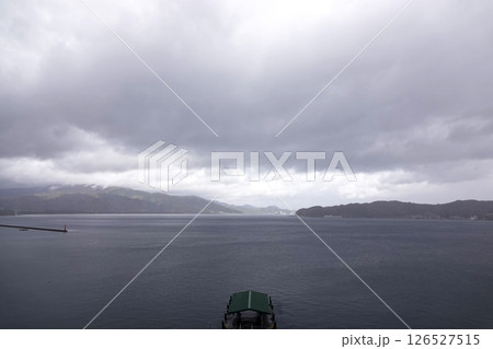 曇天 厚い雲の宮津湾 桟橋の突端と防波堤の灯台 126527515