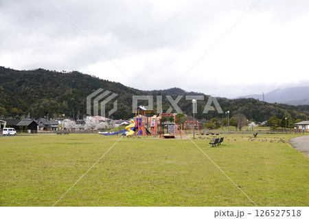 山並みと公園の芝生と遊具 126527518