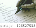 プログラムを筆記で記述するロボットの手の画像 126527538