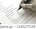プログラムを筆記で記述するロボットの手の画像 126527539