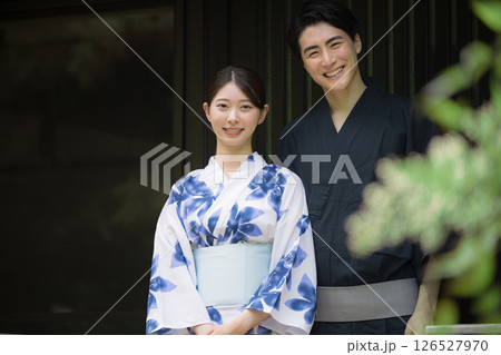 夫婦やカップルでの浴衣での温泉旅行や観光のイメージのカメラ目線 126527970