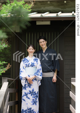 夫婦やカップルでの浴衣での温泉旅行や観光のイメージのカメラ目線 126527972