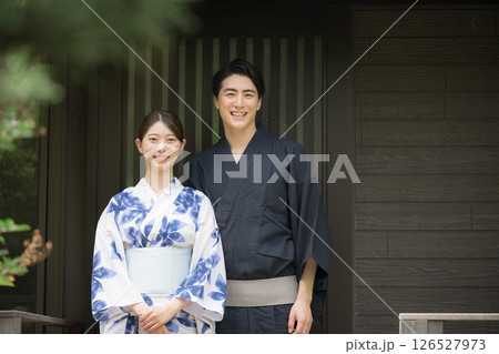 夫婦やカップルでの浴衣での温泉旅行や観光のイメージのカメラ目線 126527973