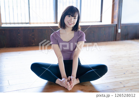 ヨガウェアを着たショートボブの若い女性 126528012