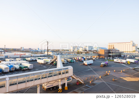 北海道、苫小牧フェリーターミナルの風景 126528019