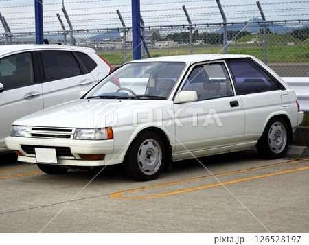 駐車場に停めた車  (トヨタ・カローラII 2代目) 駐車場に停めた車  (トヨタ・カローラII 2代目) 126528197
