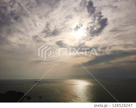 【島根】出雲日御碕灯台から見る夕方の海の景色（出雲） 126528247