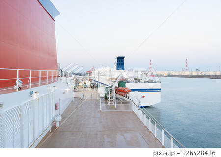 北海道、苫小牧港のカーフェリーの風景 126528416
