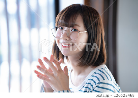 眼鏡をかけた若い女性 126528469
