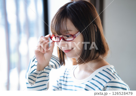 眼鏡をかけた若い女性 126528479