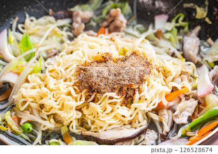 インスタント焼きそば作り 126528674