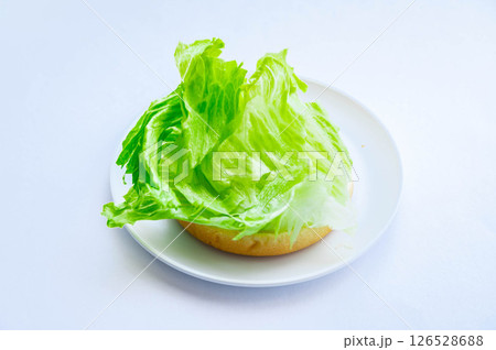 バンズにレタスを挟む 126528688
