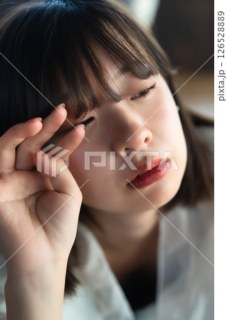 フローリングに寝転ぶ若い女性 フローリングに寝転ぶ若い女性 126528889