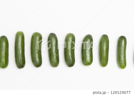 白背景に一列に並べているミニキュウリ 白背景に一列に並べているミニキュウリ 126529077