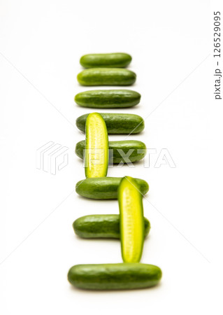 白背景に一列に並べているミニキュウリ 126529095