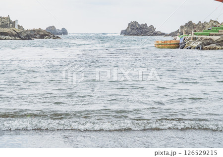 佐渡　宿根木の海辺 126529215