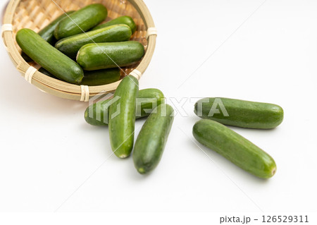 小さなざるに盛られたミニキュウリ 小さなざるに盛られたミニキュウリ 126529311