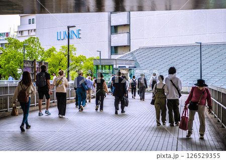 日本の横浜都市景観 帰宅風景…横浜駅東口(中央)。仕事を終え帰宅する人たちら=5月 日本の横浜都市景観 帰宅風景…横浜駅東口(中央)。仕事を終え帰宅する人たちら=5月 126529355