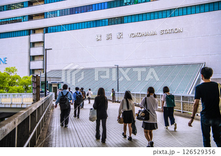 日本の横浜都市景観 帰宅風景…横浜駅東口（中央）。仕事を終え帰宅する人たちら＝5月 126529356