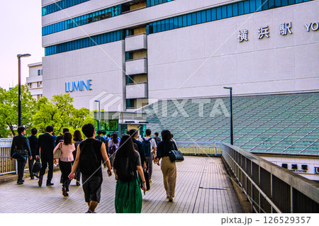 日本の横浜都市景観 帰宅風景…横浜駅東口(中央)。仕事を終え帰宅する人たちら=5月 日本の横浜都市景観 帰宅風景…横浜駅東口(中央)。仕事を終え帰宅する人たちら=5月 126529357