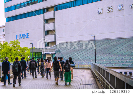 日本の横浜都市景観 帰宅風景…横浜駅東口（中央）。仕事を終え帰宅する人たちら＝5月 126529359