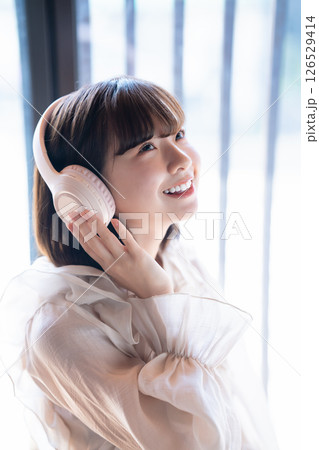 ヘッドホンで音楽を聴く若い女性のアップ 126529414