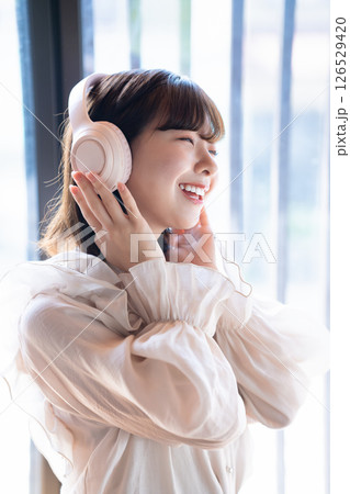 ヘッドホンで音楽を聴く若い女性のアップ ヘッドホンで音楽を聴く若い女性のアップ 126529420