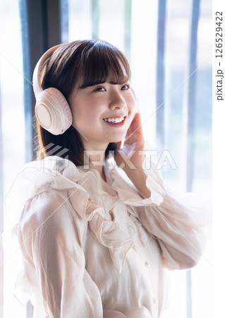 ヘッドホンで音楽を聴く若い女性のアップ 126529422
