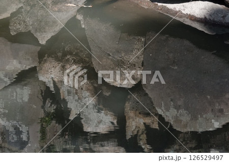 奈良の新薬師寺の池に映る岩 126529497