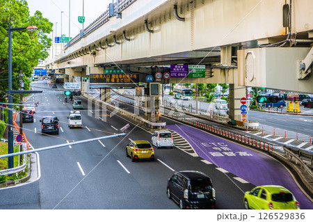 日本の横浜都市景観 横浜駅東口。首都高ETC専用入口などを望む 日本の横浜都市景観 横浜駅東口。首都高ETC専用入口などを望む 126529836