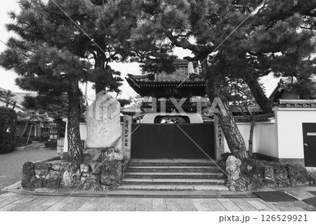 [満月寺浮御堂]お寺の入口 126529921