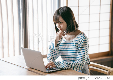 和室でノートパソコンを使う若い女性 和室でノートパソコンを使う若い女性 126529938