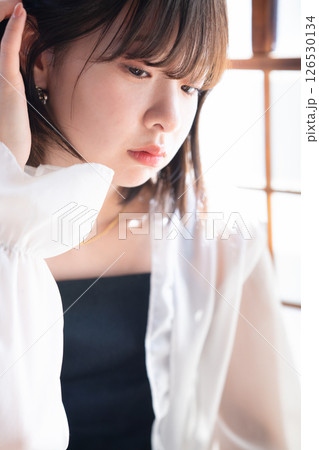 和室でくつろぐフェミニンな雰囲気の若い女性 和室でくつろぐフェミニンな雰囲気の若い女性 126530134