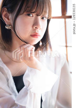 和室でくつろぐフェミニンな雰囲気の若い女性 和室でくつろぐフェミニンな雰囲気の若い女性 126530135