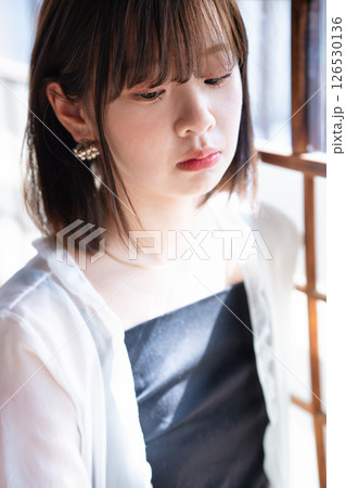 和室でくつろぐフェミニンな雰囲気の若い女性 和室でくつろぐフェミニンな雰囲気の若い女性 126530136