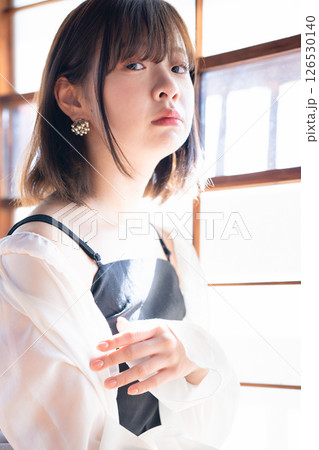 和室でくつろぐフェミニンな雰囲気の若い女性 和室でくつろぐフェミニンな雰囲気の若い女性 126530140