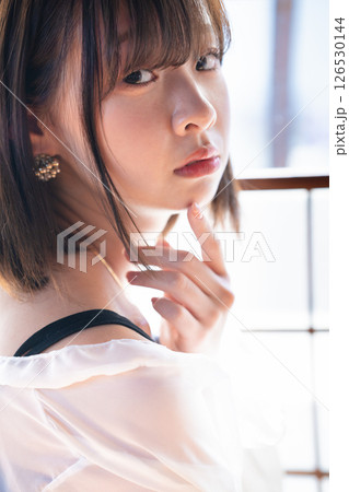 和室でくつろぐフェミニンな雰囲気の若い女性 126530144