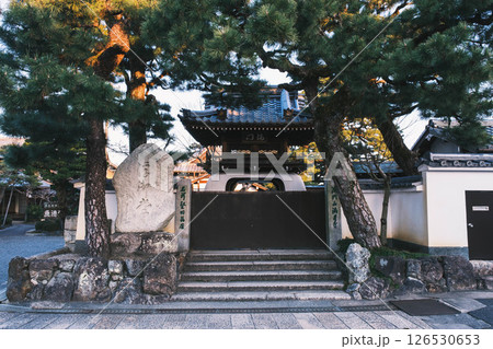 [満月寺浮御堂]歴史的なお寺の入口 126530653