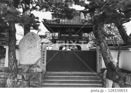 [満月寺浮御堂]歴史的なお寺の入口 126530655