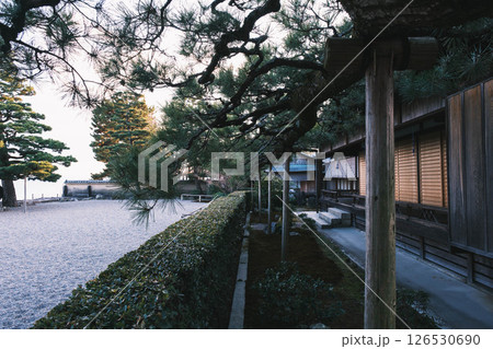 [満月寺浮御堂]歴史的なお寺の境内の風景 126530690